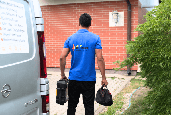 24H Plumber engineer attending a plumbing job